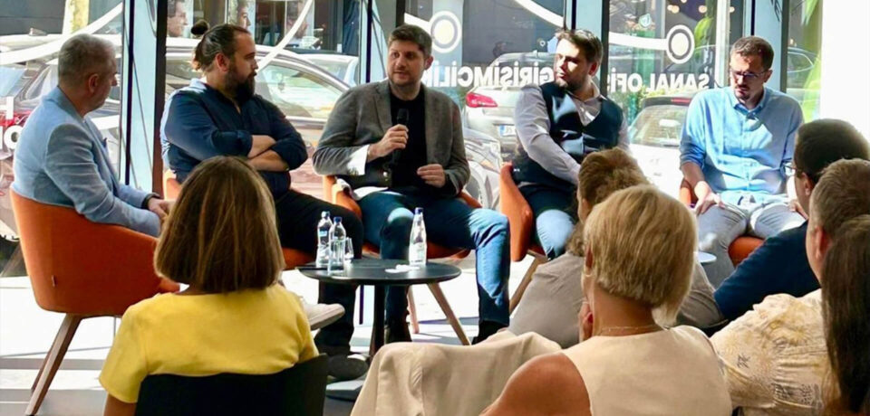 kurucu-ortaklarimizdan-berkan-sirin-izmirde-izq-girisimcilik-ve-inovasyon-merkezinde-gerceklesen-panele-konusmaci-olarak-katildi