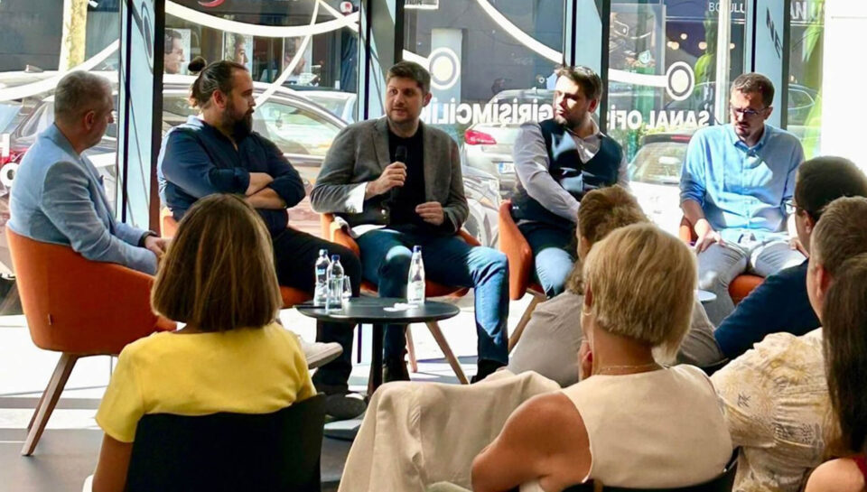 kurucu-ortaklarimizdan-berkan-sirin-izmirde-izq-girisimcilik-ve-inovasyon-merkezinde-gerceklesen-panele-konusmaci-olarak-katildi